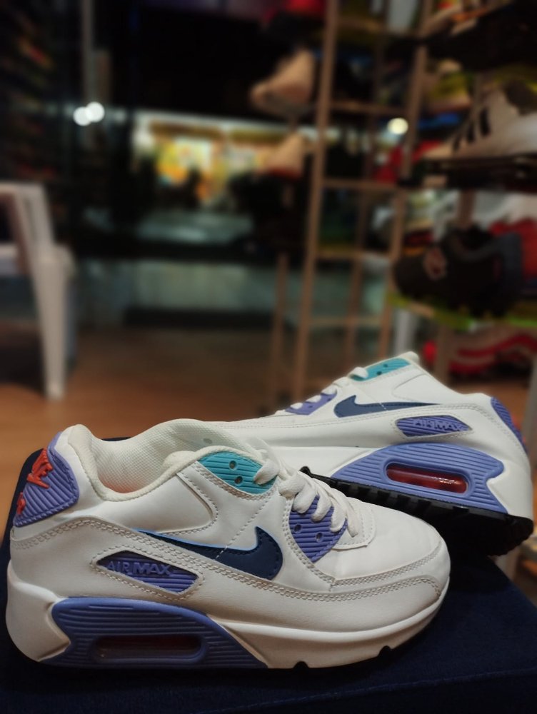 NIKE AIR MAX 38