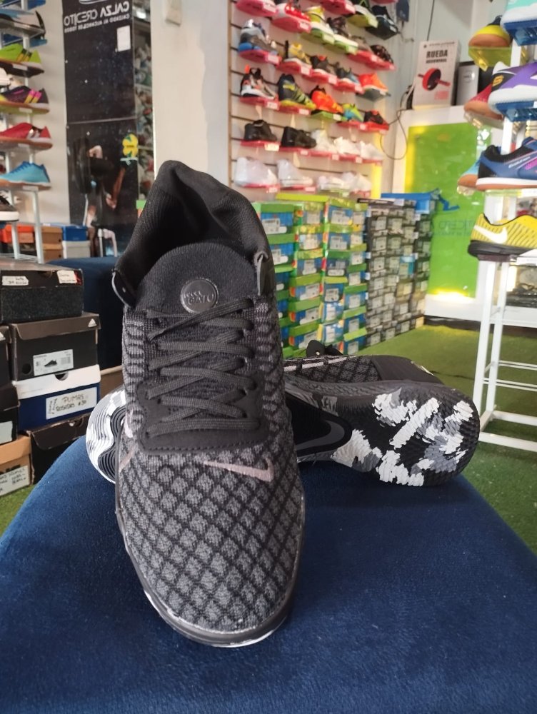 NIKE GATO NEGRO 42