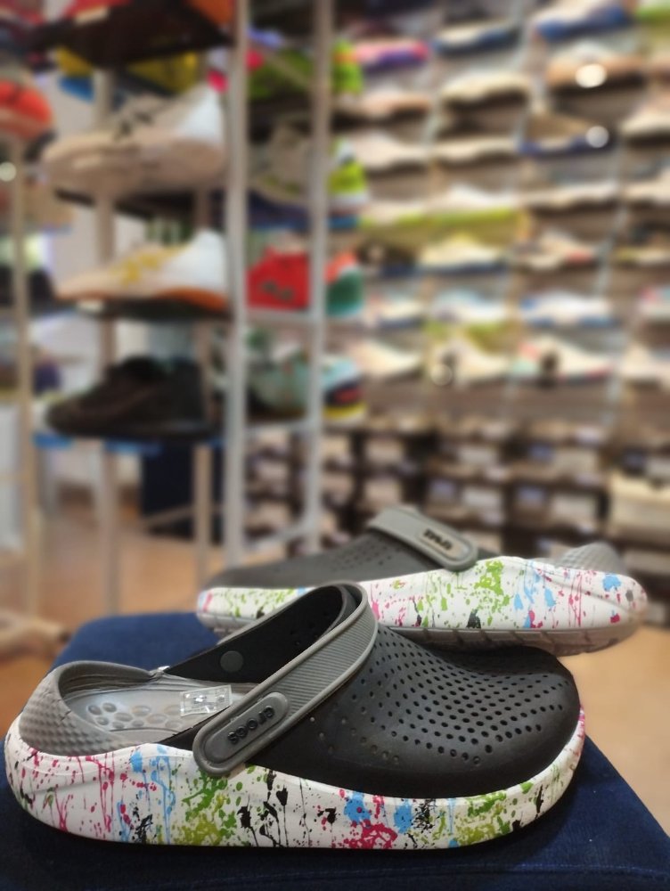 CROCS NEGRA 39