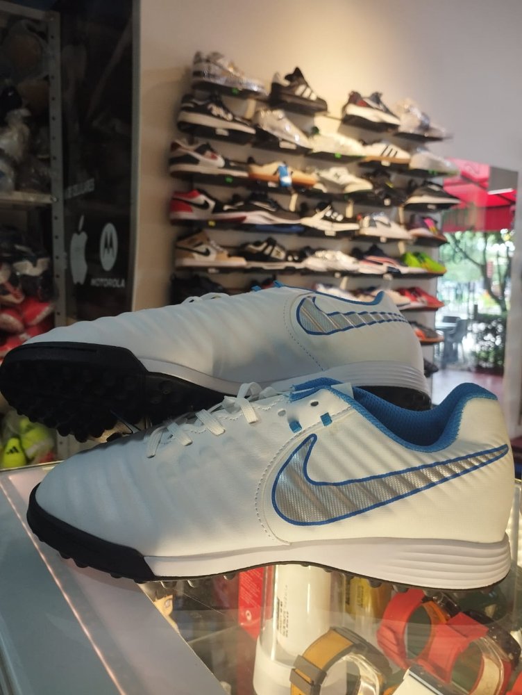 NIKE TIEMPO 40