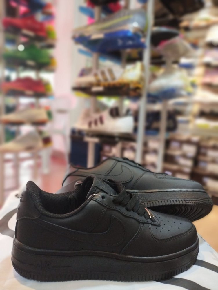 NIKE AIR FORCE ONE NEGROS 37