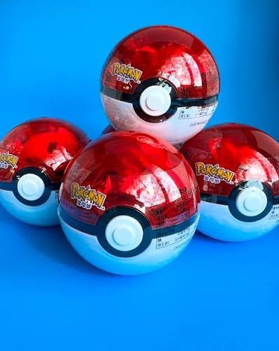Pokeball con figura y dulce