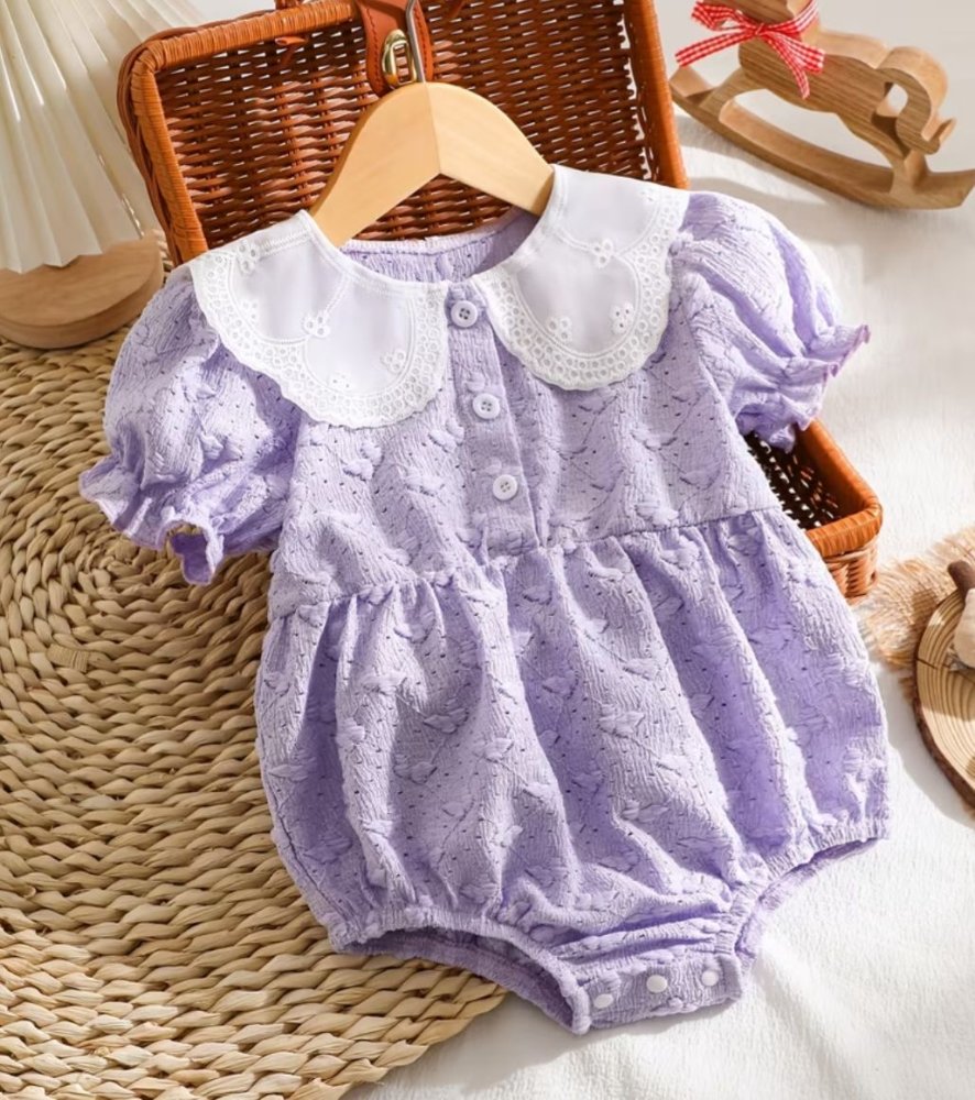 mameluco morado cuello blanco