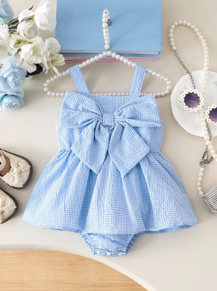 Traje azul lazo grande
