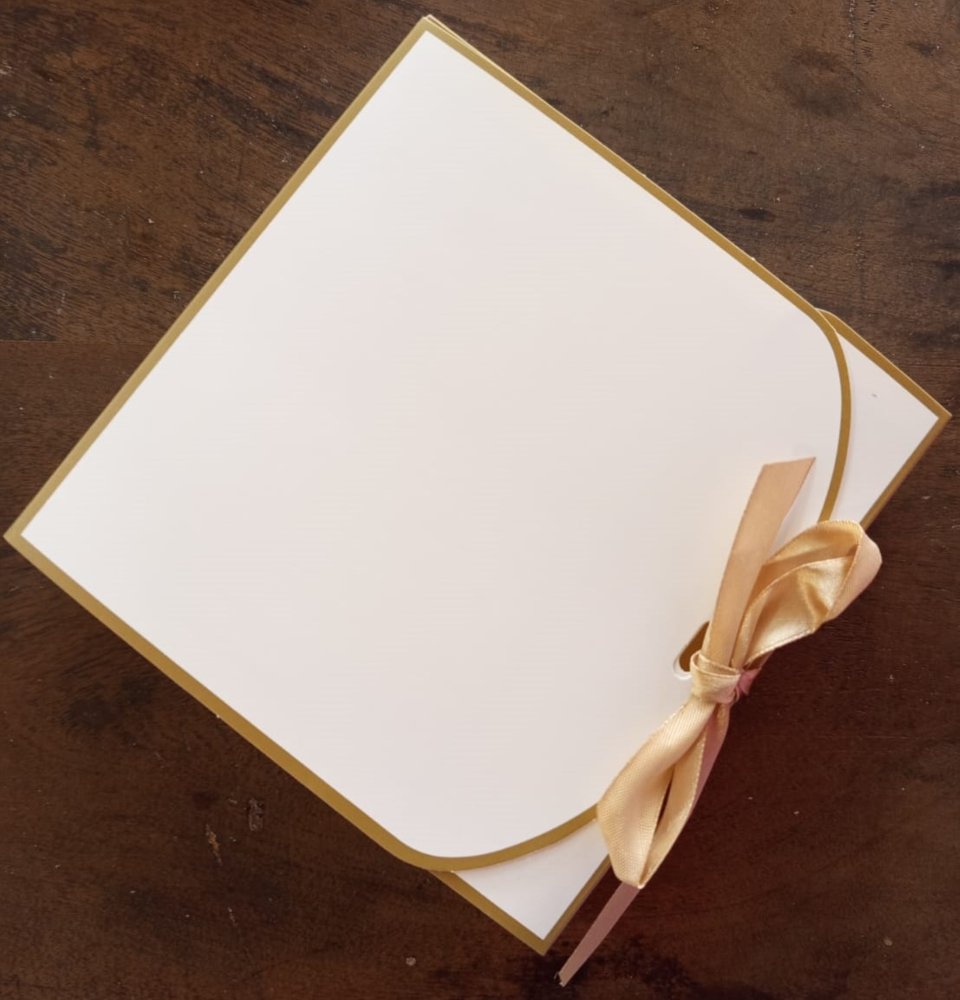 Caja blanca con bordes dorados