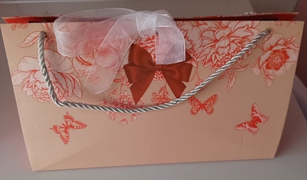 Caja/bolsa sobre con moño mediana