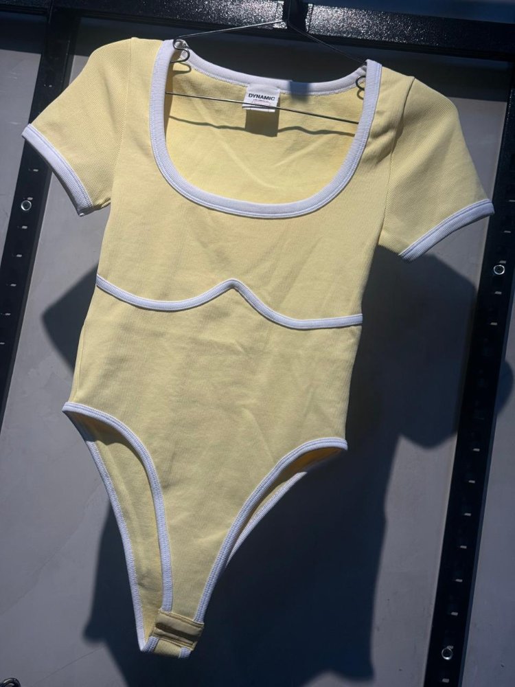 Body dinamic amarillocon lineas tipo bra blancas