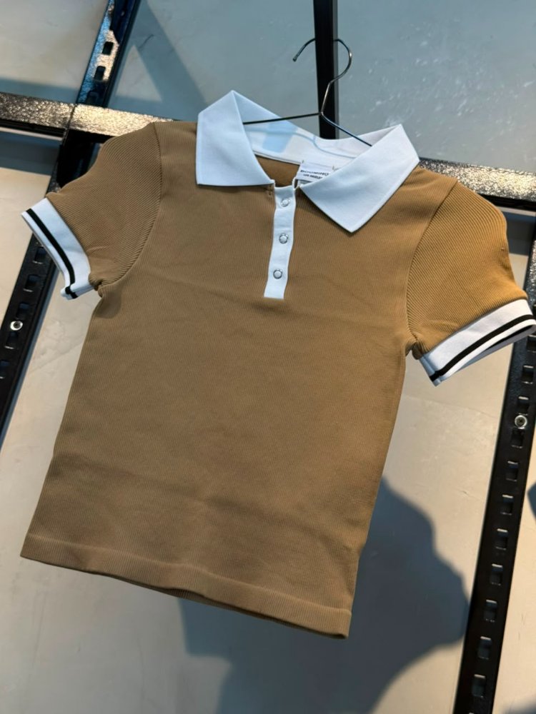 camiseta tipo polo cafe