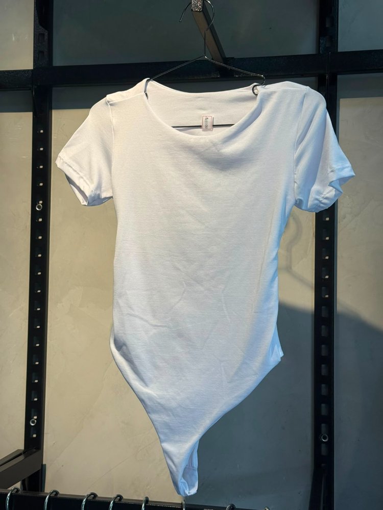 body tipo camiseta blanca con abertura en parte trasera
