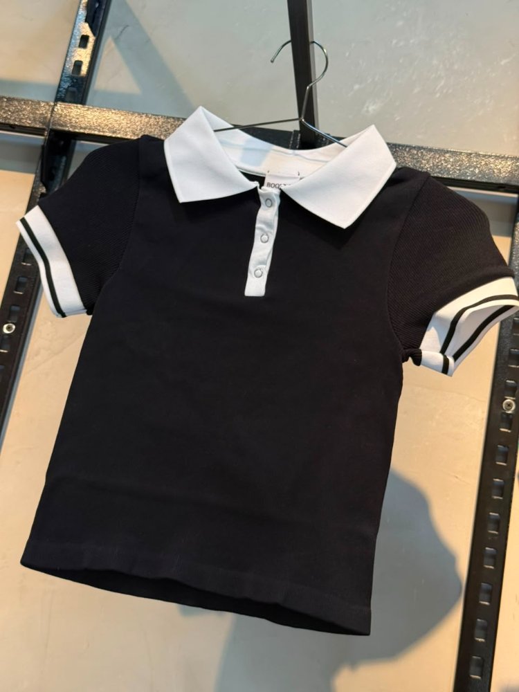 blusa tipo polo negra