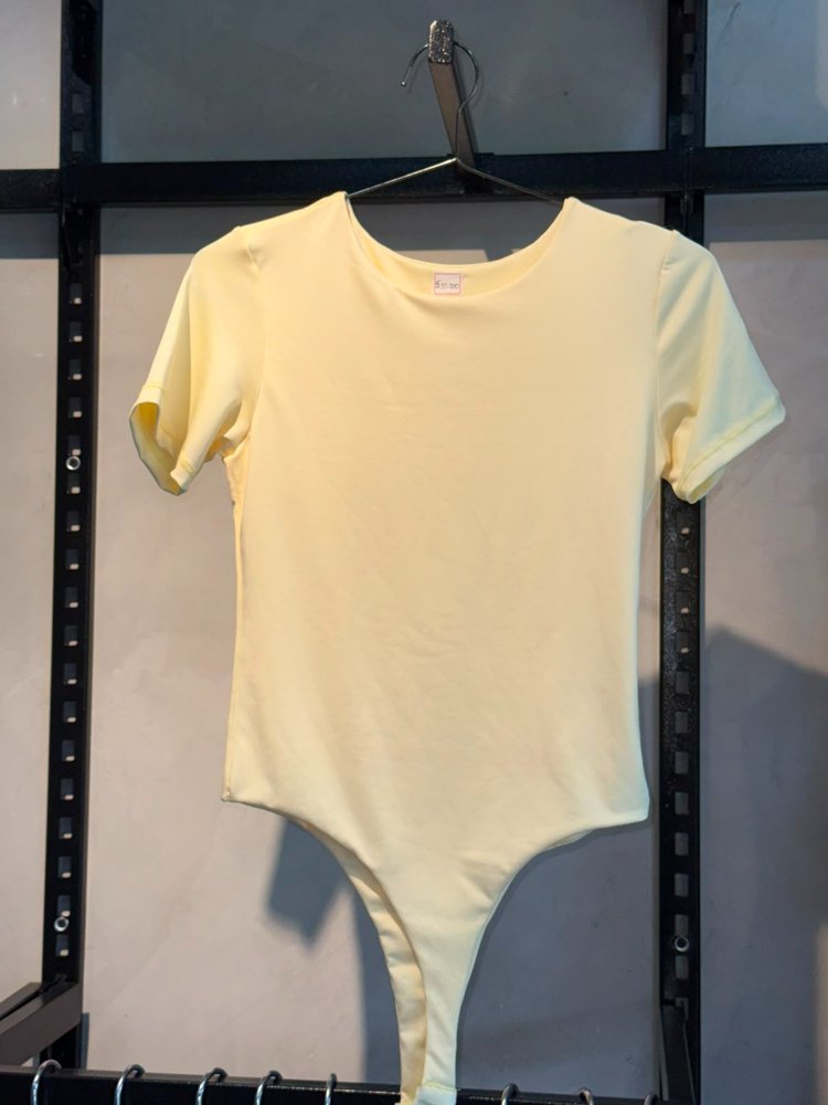 Body amarillo tipo camiseta nacional