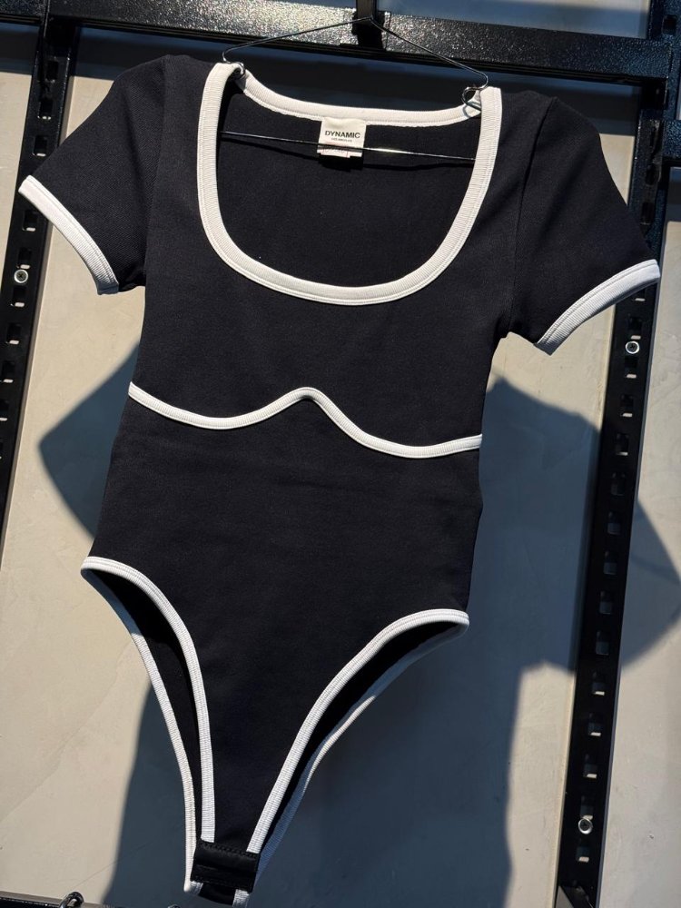 Body dinamic negro con lineas tipo bra blancas