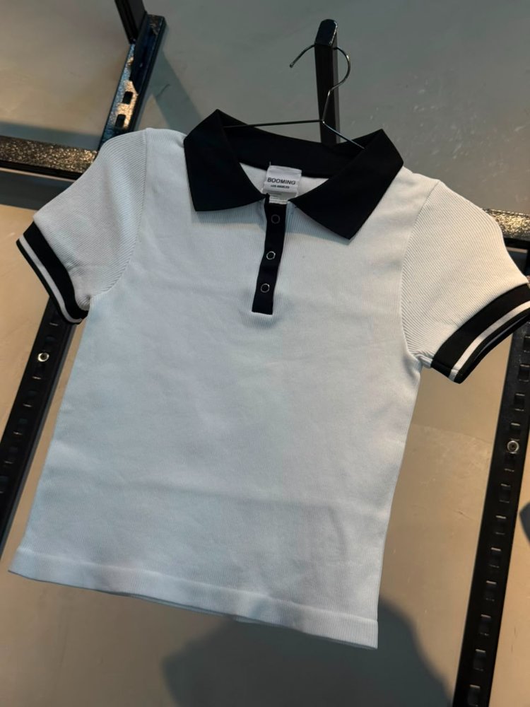 camiseta tipo polo blanca