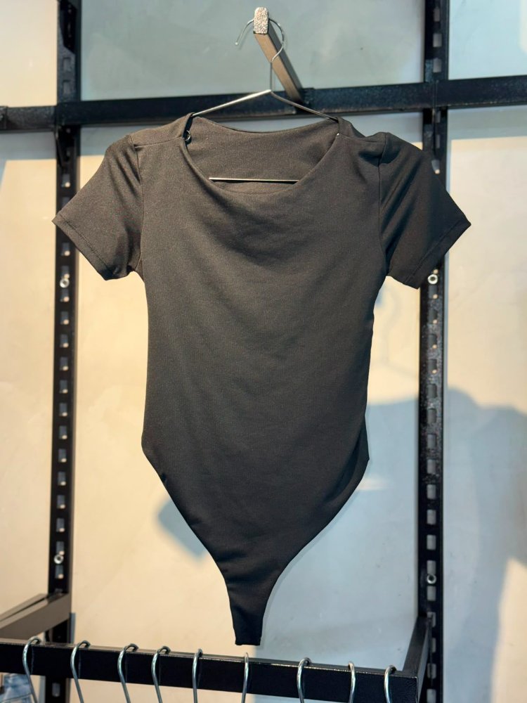 Body negro tipo camiseta nacional