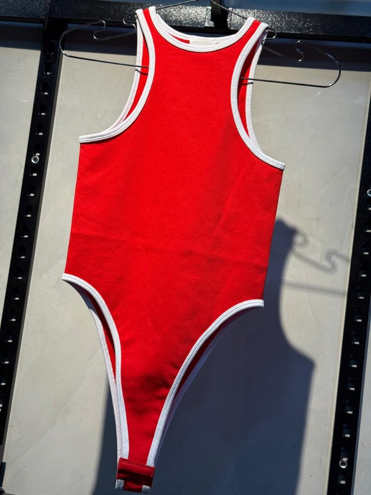 body dinamic rojo bordes blancos