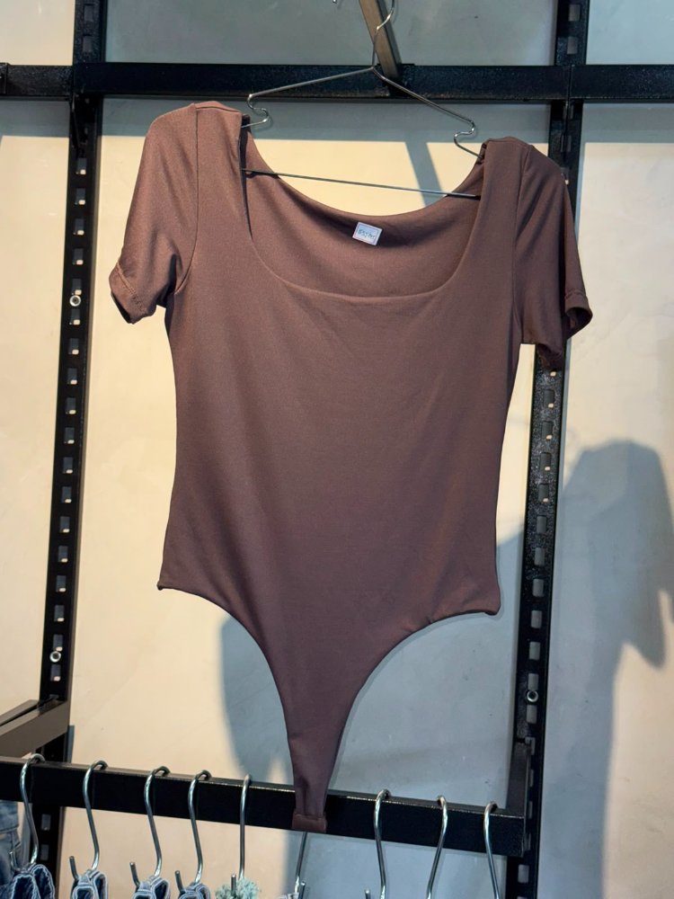 body cafe cuello cuadrado