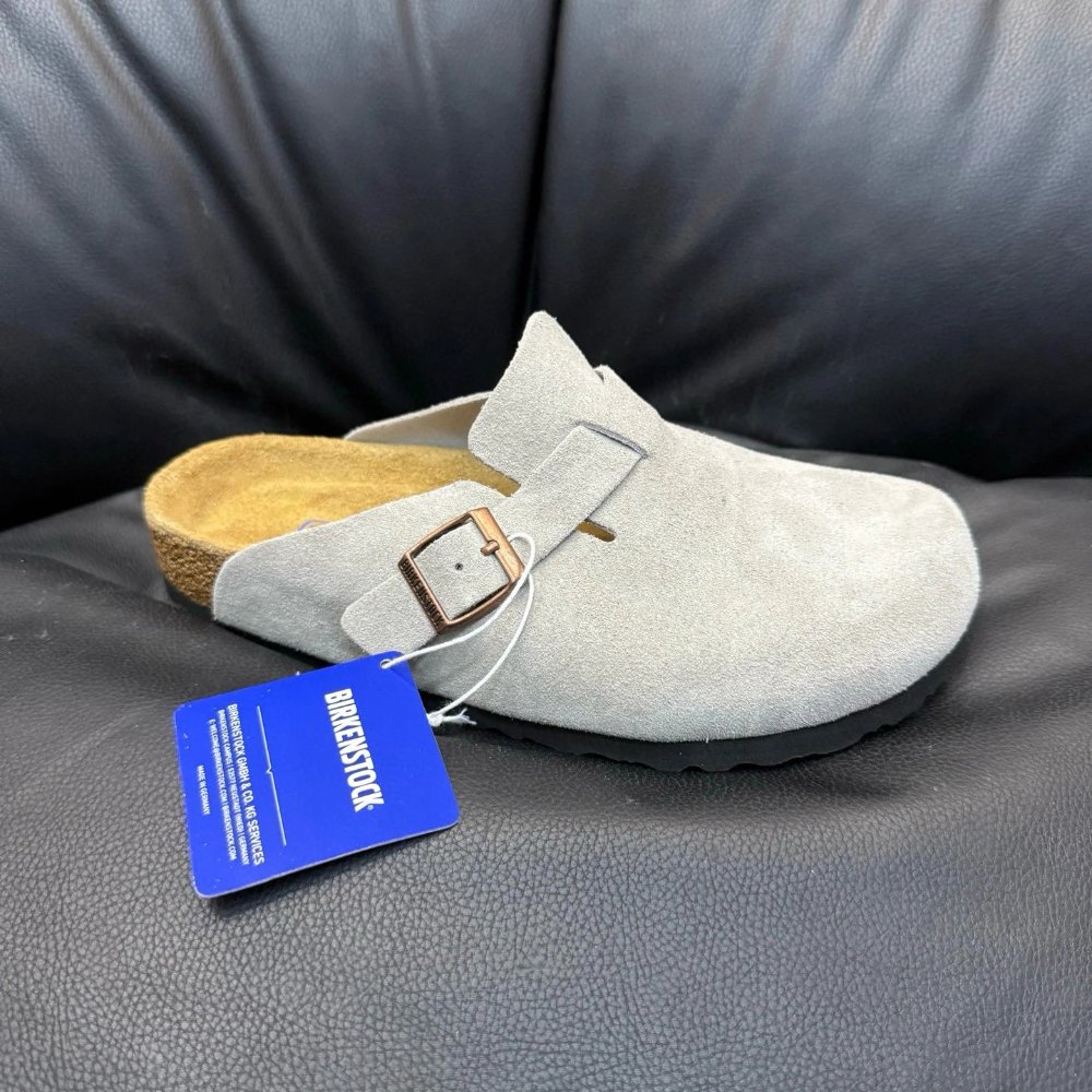 Birkenstock de gamuza gris claro con hebilla
