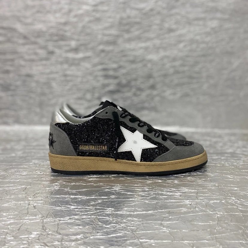 Golden Goose Ballstar negra con estrella blanca