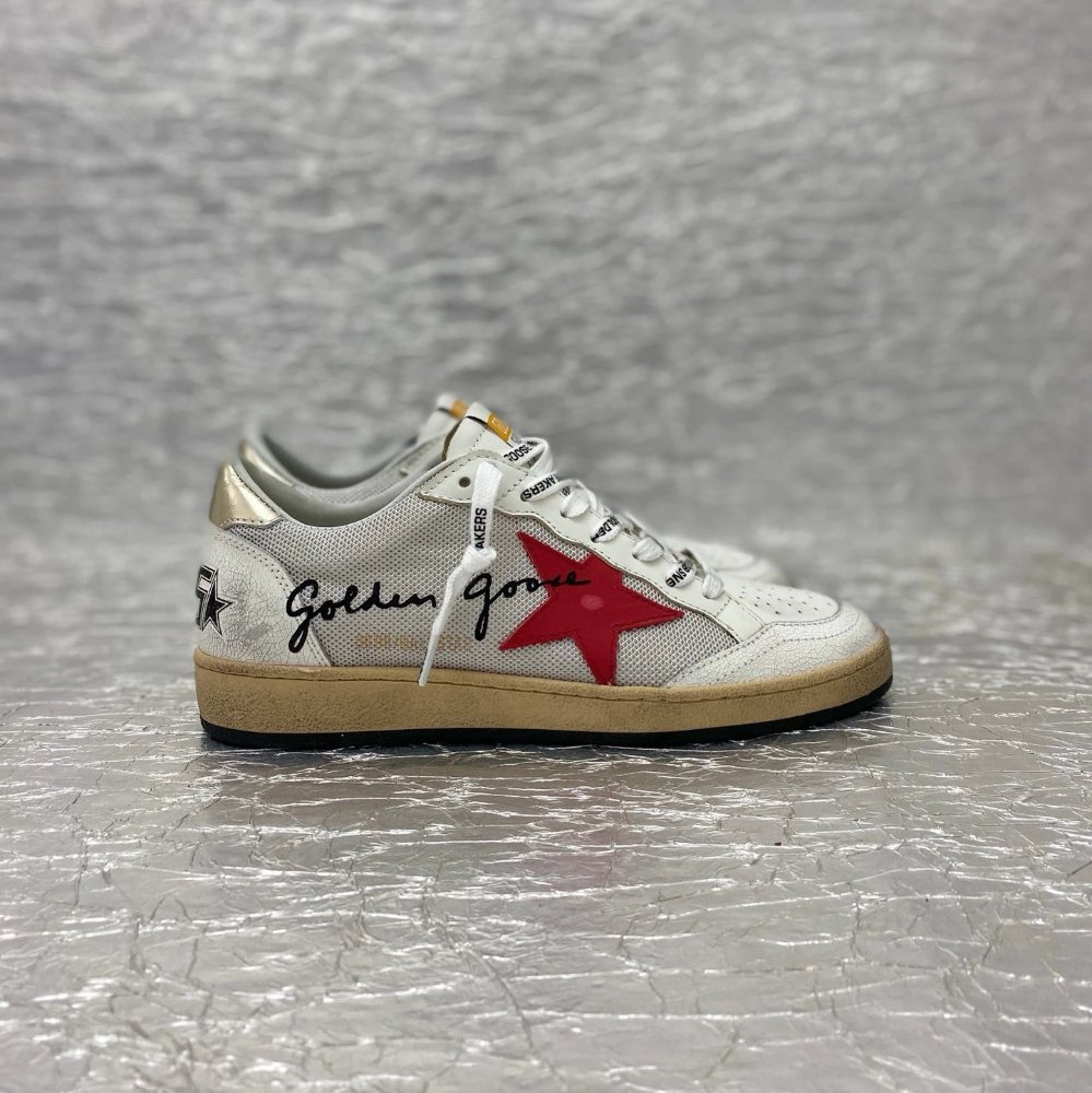 Golden Goose zapatilla blanca con estrella roja