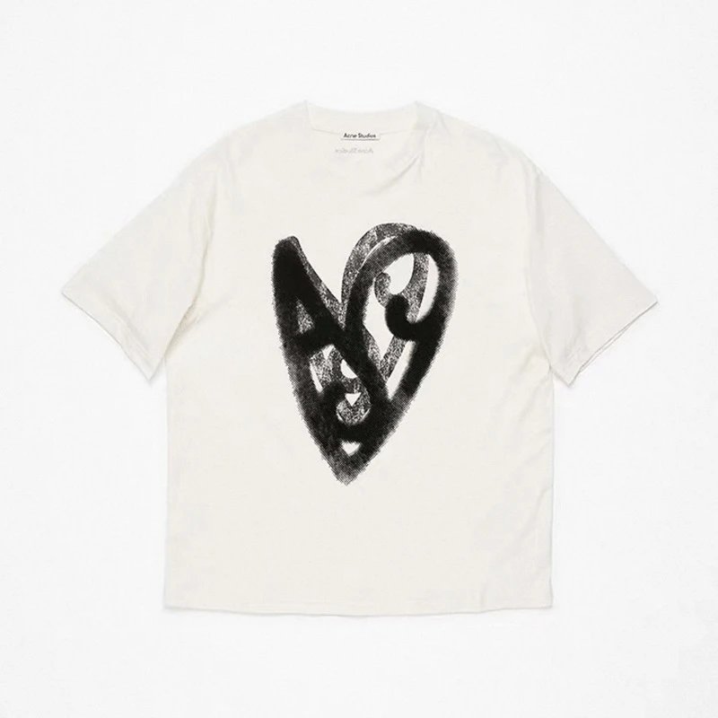 Rema blanca con estampado de corazón negro