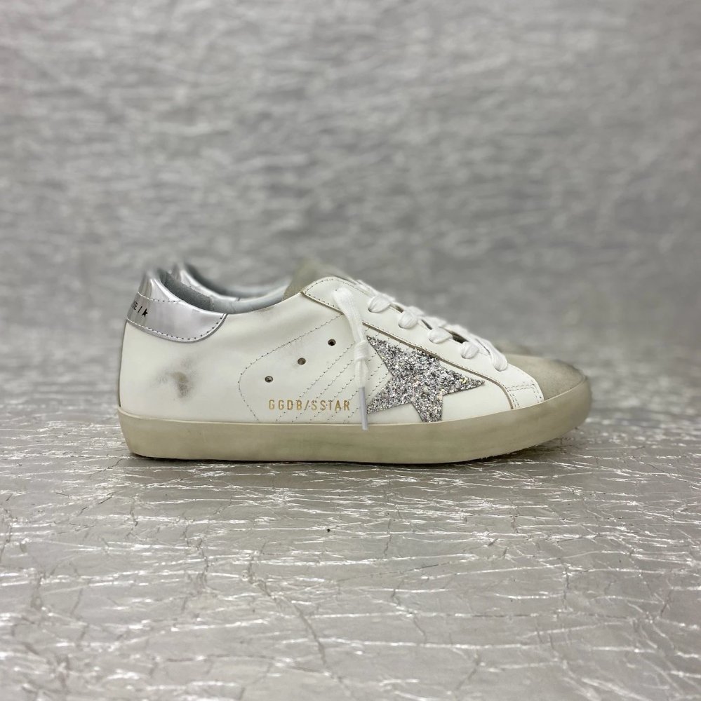 Golden Goose Superstar blanca con estrella plateada