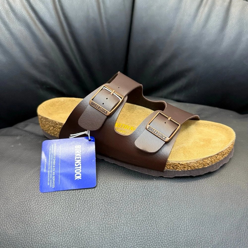 Sandalia Birkenstock marrón de dos correas