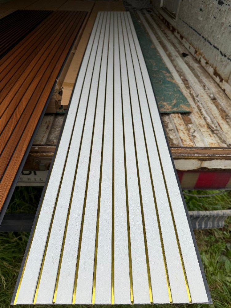 wall panel blanco y dorado 30cm