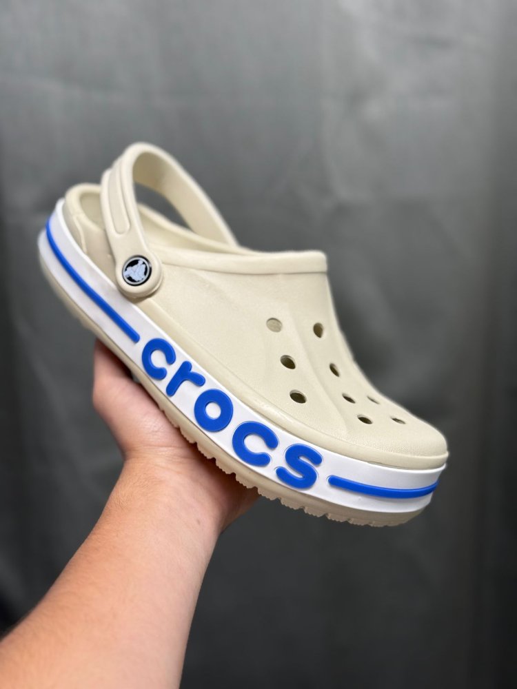 crocs clasica beige letras azul