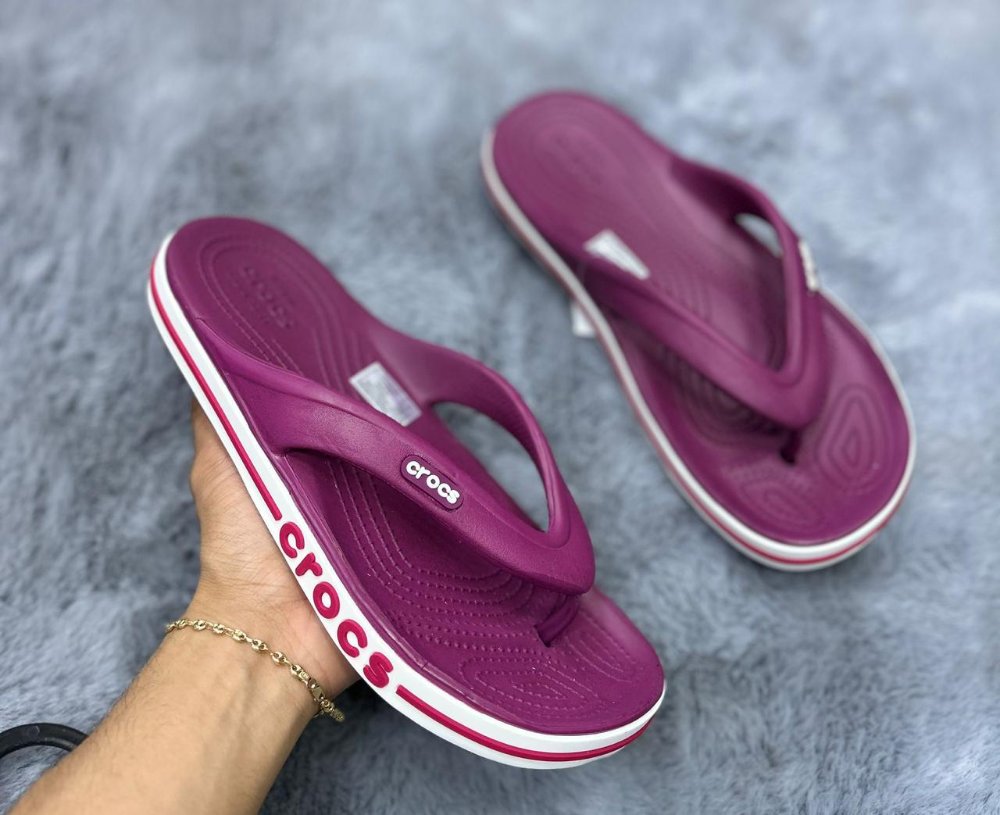 crocs tres puntadas vinotinto