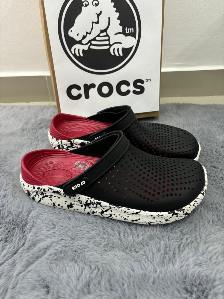 crocs lite ride negro-rojo suela chispeada negra