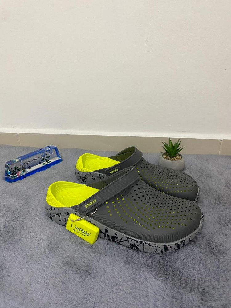 crocs lite ride gris-verde y suela chispeada negra