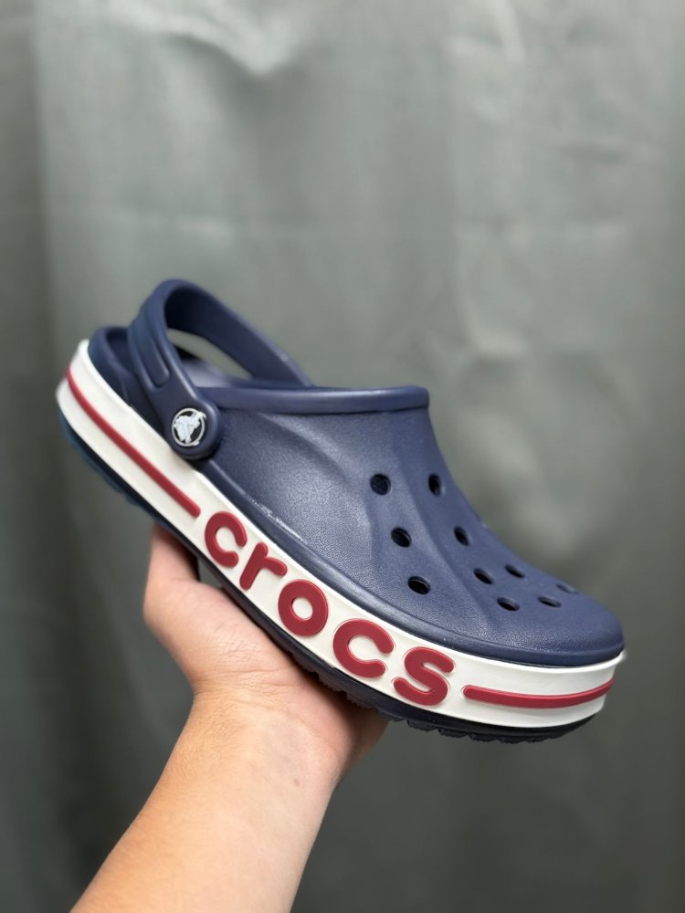 crocs clasica azul letras roja