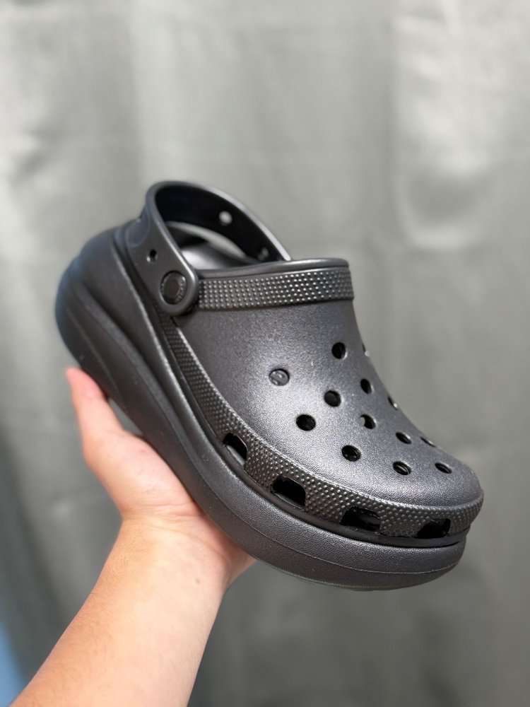 crocs karol-g negra suela plana
