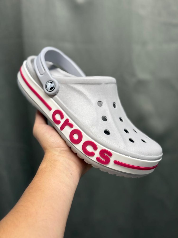crocs clasica gris letras rojas