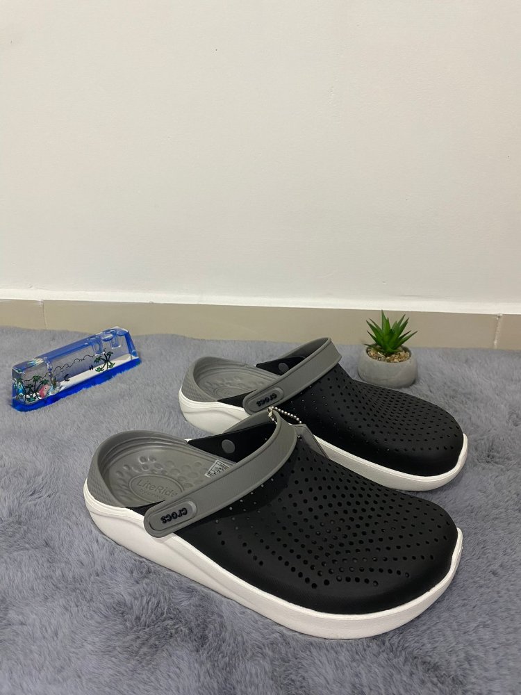 crocs lite ride negro-gris suela blanca