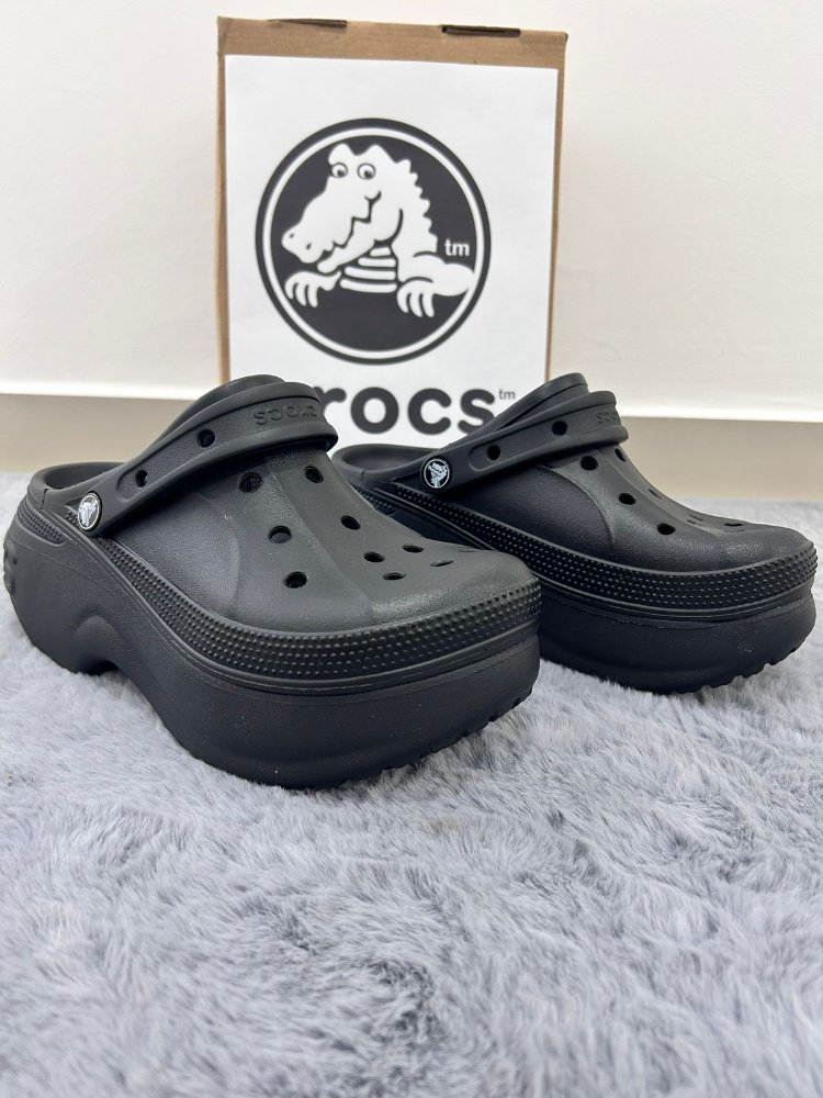 crocs karol-g plataforma en S negro