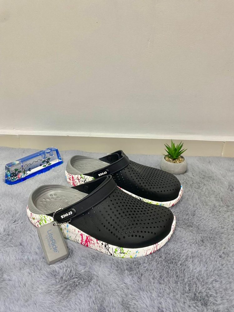 crocs lite ride negro-gris suela chispeada de color