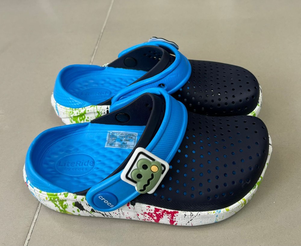crocs lite ride kids azul-azul chispeado