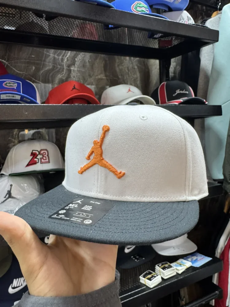 Gorra Jordan Clásica Blanca Muñeco Naranja