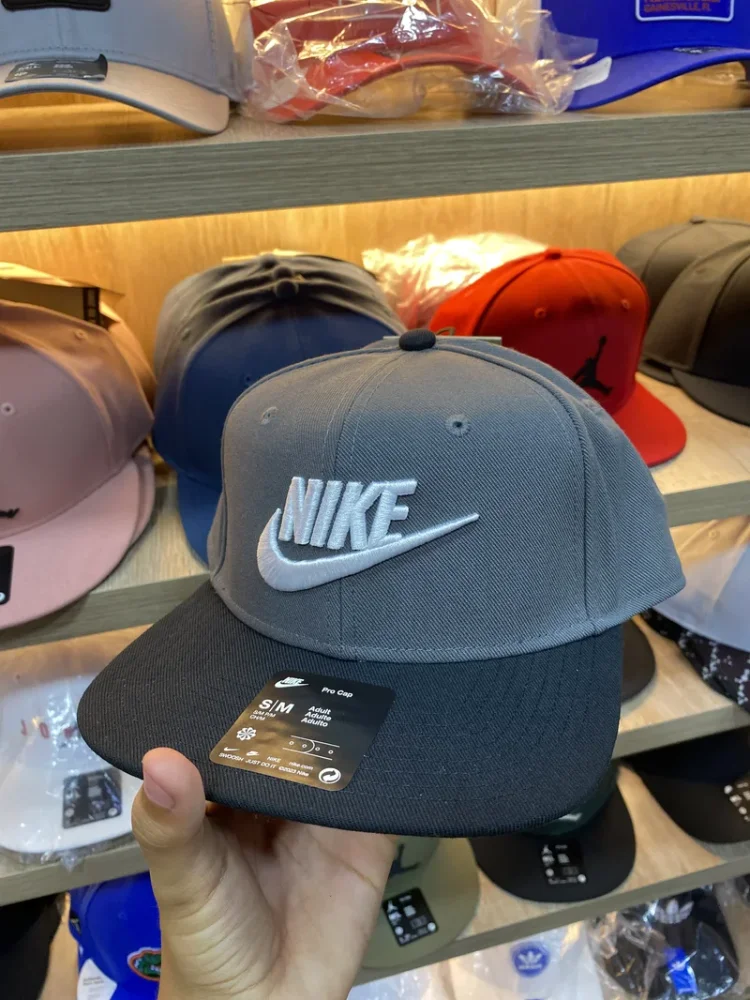 Gorra Nike Clásica Gris