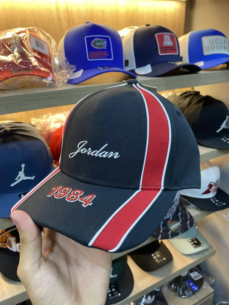 Gorra Jordan 1984 Negra Roja