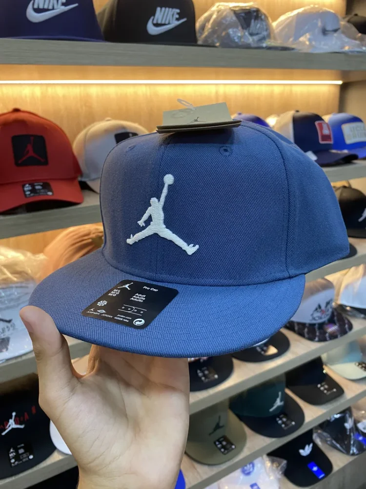 Jordan Azul OSCURO muñeco blanco