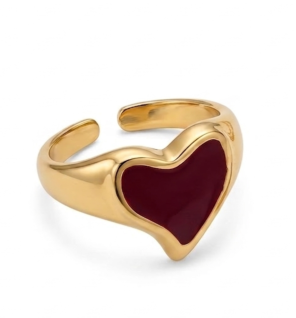 Anillo dorado de corazón rojo