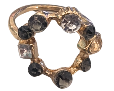 Anillo dorado de cristales oscuros