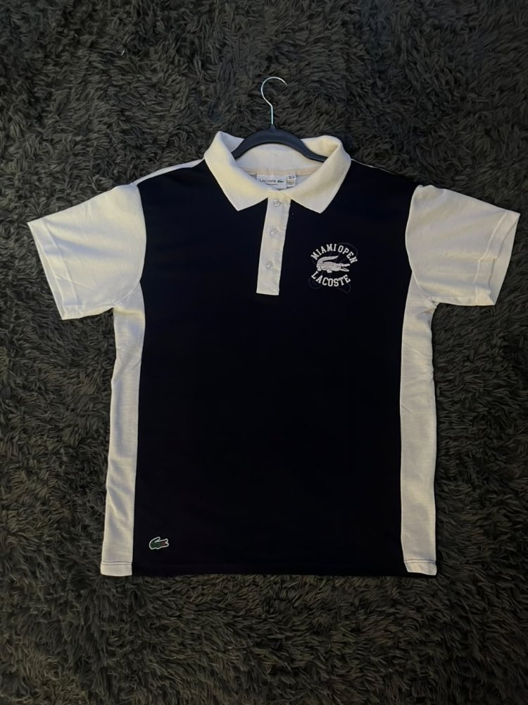 POLO LACOSTE AZUL E BRANCA