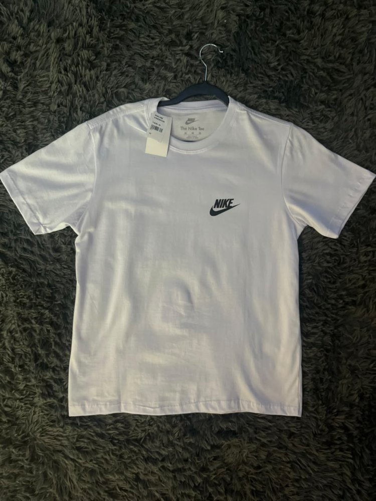 NIKE COM ESTAMPA ATRAS
