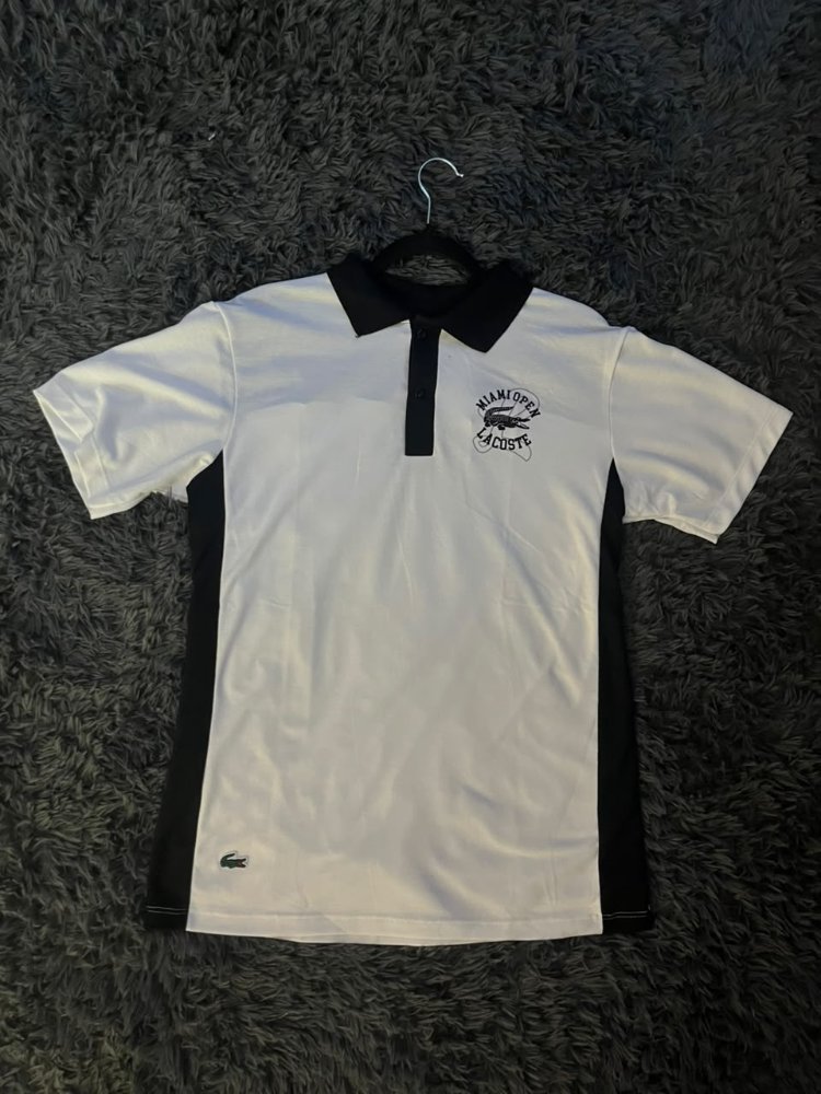 POLO LACOSTE BRANCA E PRETA