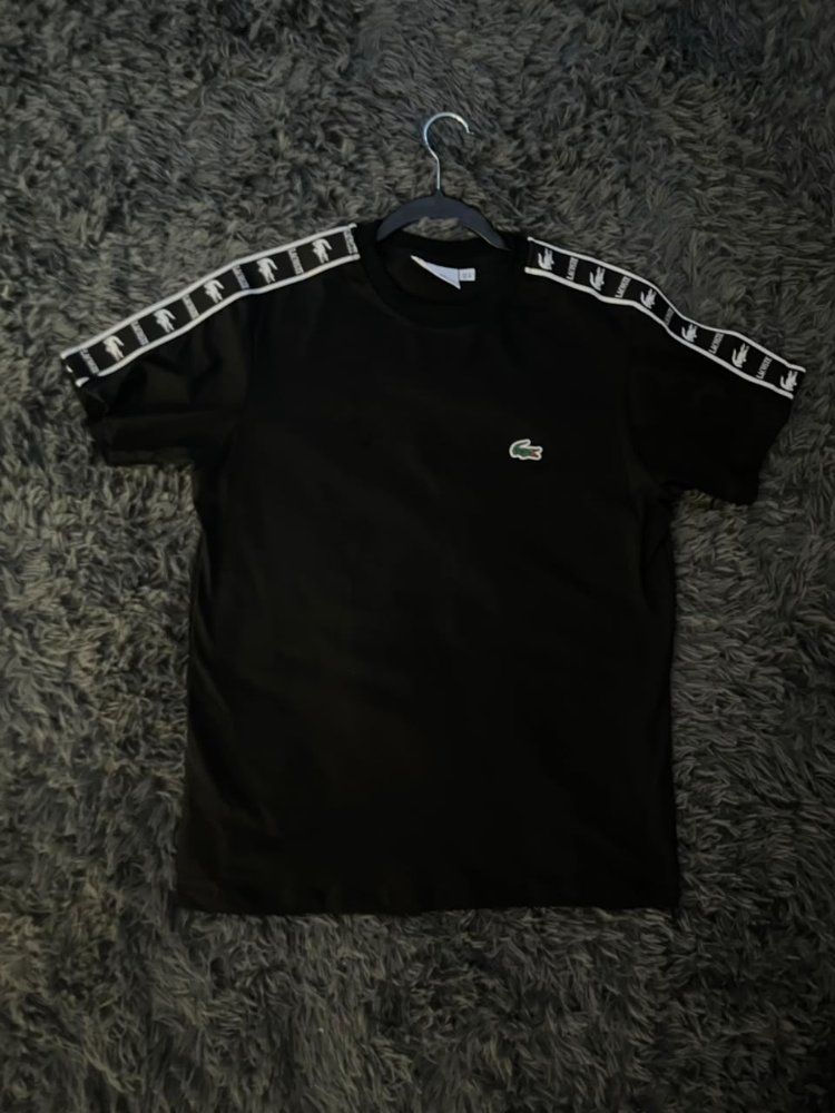 LACOSTE PRETA DETALHADA
