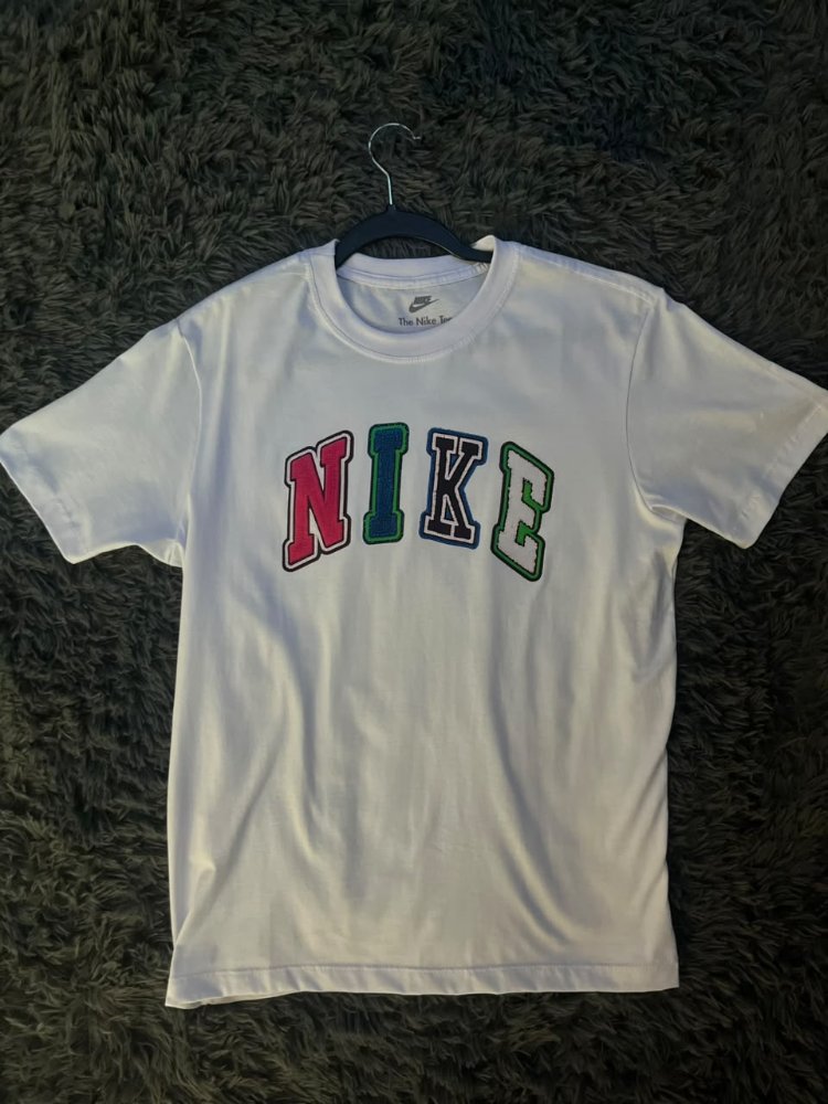 NIKE COM ESTAMPA COLORIDA