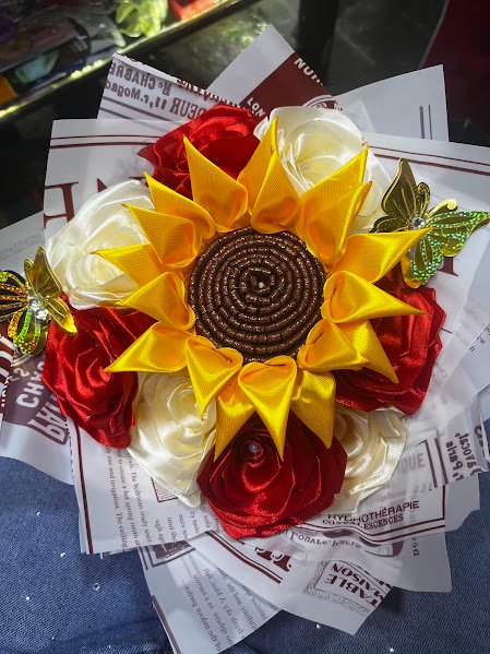 Ramo de 8 rosas con girasol